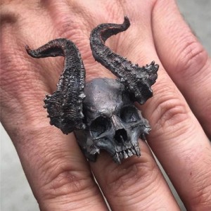 Unieke skull ring met hoorns