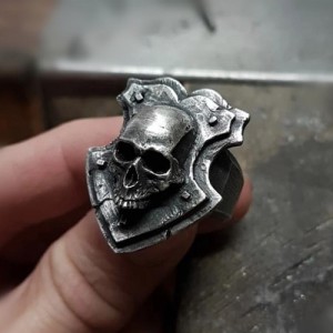 Skull ring met schild