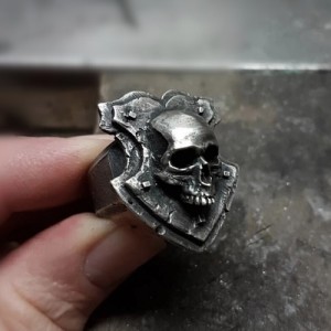 Skull ring met schild