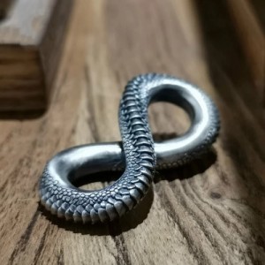 Hanger in de vorm van een slang