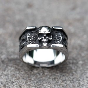 Skull ring 