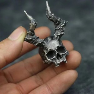 Skull ring met hoorns