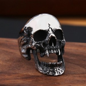 Vampier skull ring 